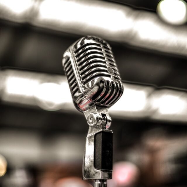 silver-colored-microphone-675960